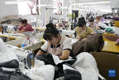 河北遵化 發(fā)展鄉(xiāng)村工廠助農(nóng)增收 圖文設(shè)計(jì)制作